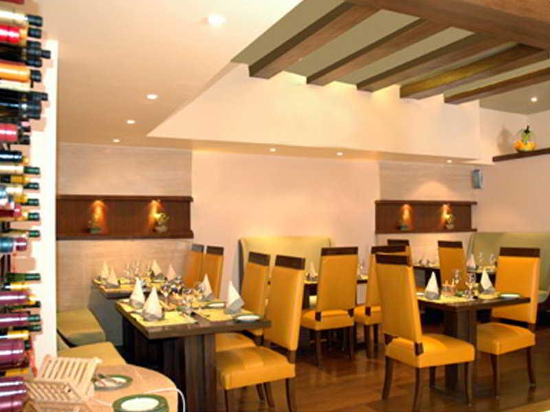 The Piccadily Hotel Chandīgarh Restaurant foto